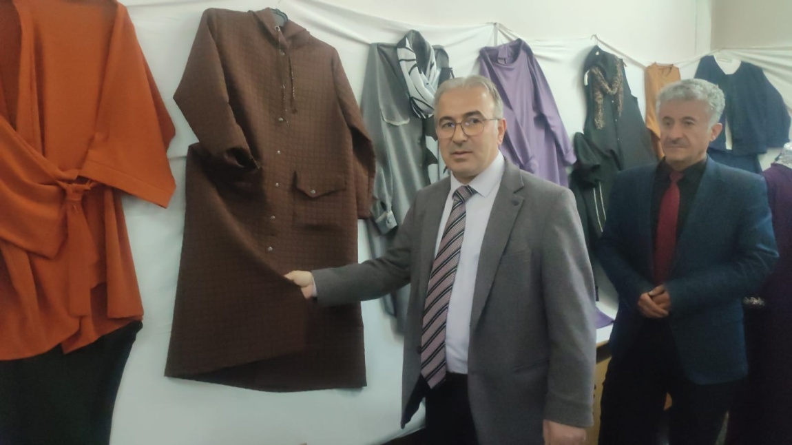 Okulumuzda Halk Eğitim aracılığı ile açılan Kadın Üst Giysileri Dikimi Kursu yıl sonu sergisi.